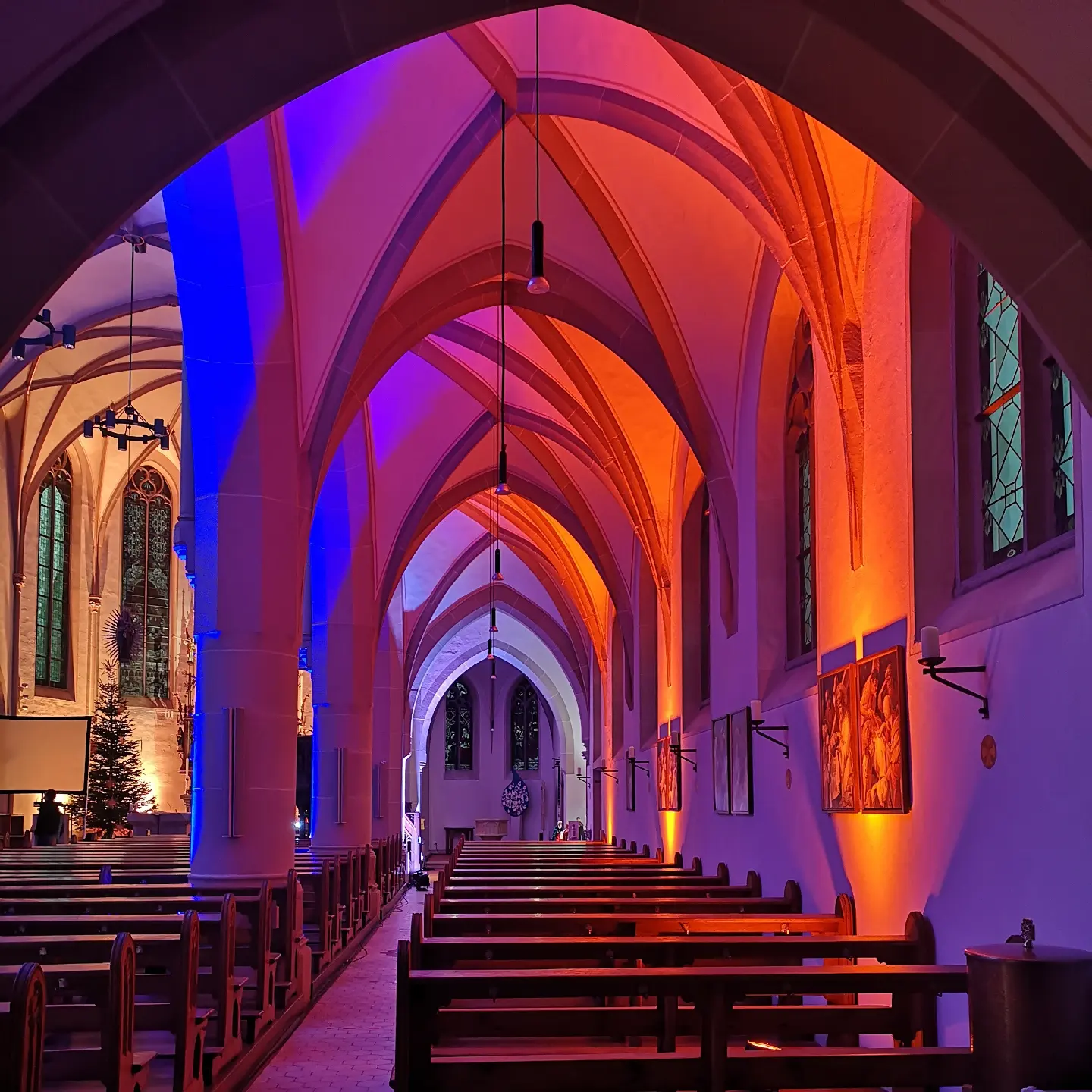 stimmungsvoll beleuchteter Seitengang von St. Ludger, Selm