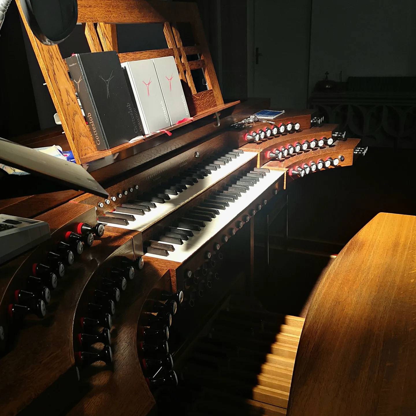 Seitenaufnahme des Orgelspieltisches in St. Ludger, Selm