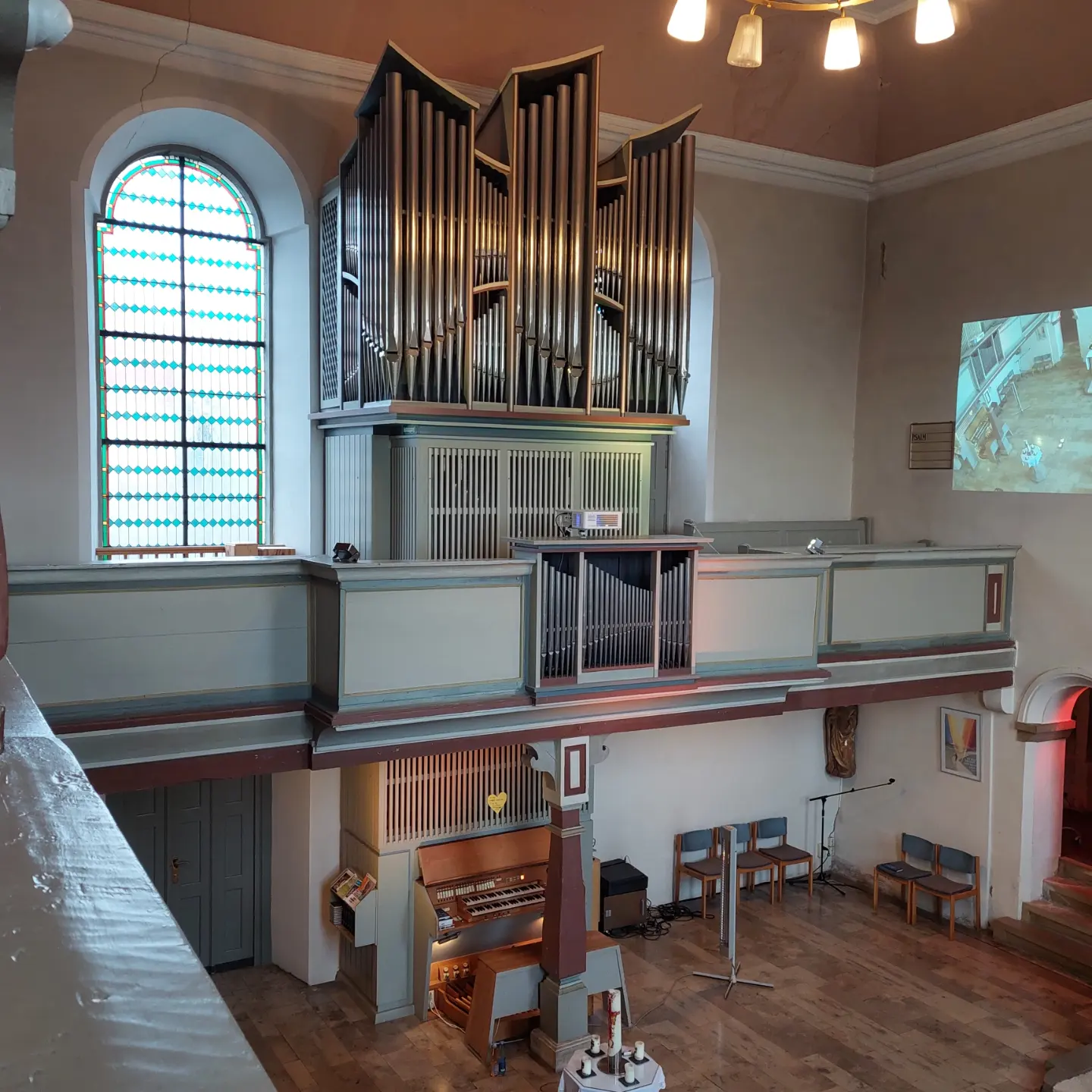 Blick von oben auf die Orgel