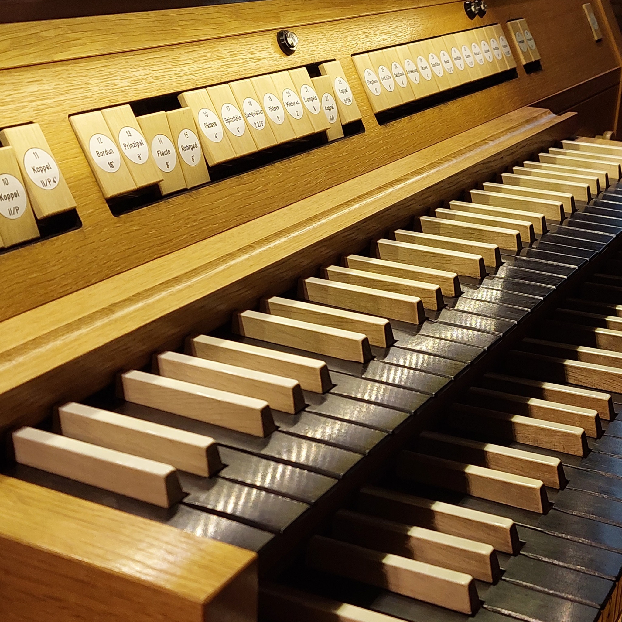 Spieltischfoto der Orgel in St. Joseph Öhringen