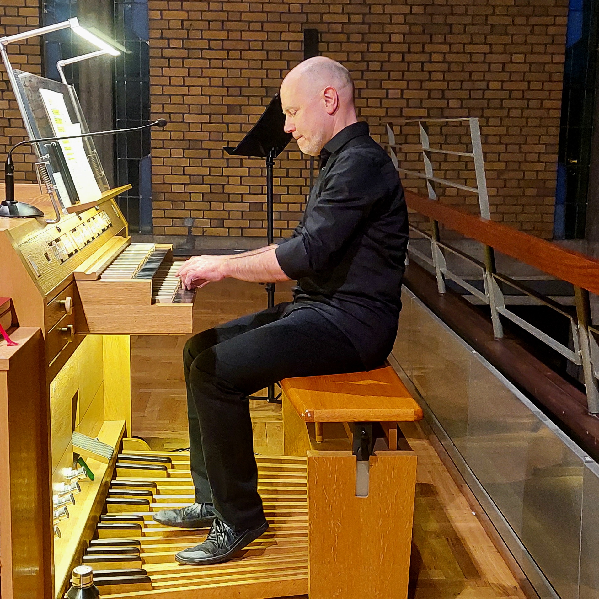 Patrick Gläser am Orgelspieltisch in St. Joseph Öhringen